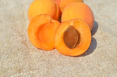 Apricots  on  table Fotos Stock