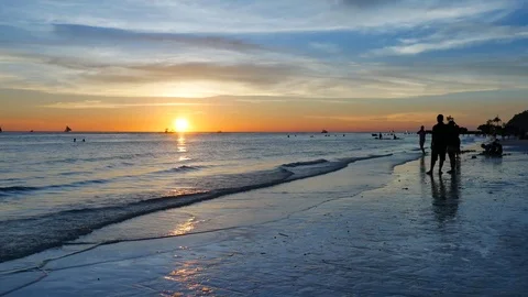 April 25, 2017: UHD sunset view of White Sand beach in Boracay island. Stockbeeldmateriaal 77016083
