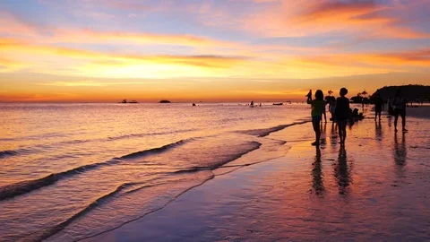 April 25, 2017: UHD sunset view of White Sand beach in Boracay island. Video stock 77016118