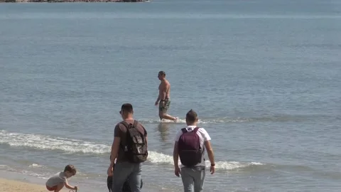 April debuts with a maximum of 25 degrees in Alicante, Alicante, ES - 01 Apr 202 Stock Footage 305570950