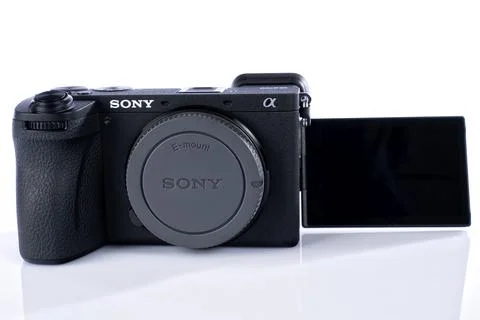 APS-C mirrorless Sony a6700 photo camera with folding screen deployed isola.. Foto stock
