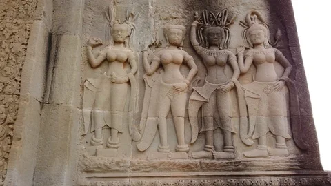 Apsara Divine Dancer Carved On Stone Wall in Angkor Wat  Vidéo 105879320