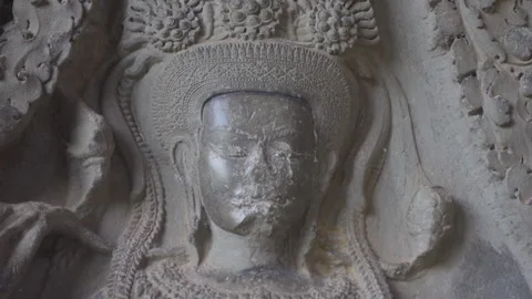 Apsara face inside angkor wat wall carving camera move Vidéo 229597914