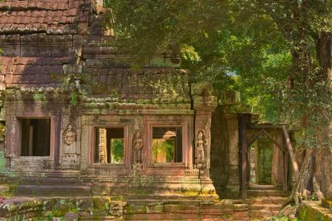 Apsaras in bas-relief on the columns of Ta Prohm temple ruins, located in Angkor Stock Photos