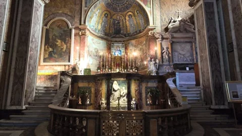 Apse mosaic and main altar of Santa Francesca Romana Church in Rome, Italy Vídeos de archivo 321714698