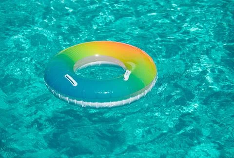 Aqua textured. Pool float, ring floating in a refreshing blue swimming pool on Foto stock