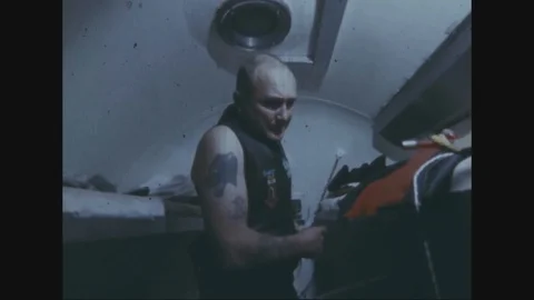 Aquanauts check pressurized elevator before entering PTC - 1968 Vídeos de archivo 106046784