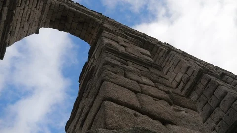 Aqueduct Segovia lowangle timelapse Video stock 122284495