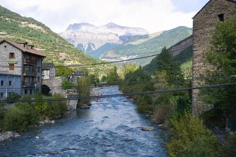 The Ara river as it passes through the town of Broto, in the Aragonese Pyrene 스톡 사진