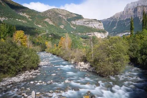 The Ara river as it passes through the town of Torla, in the Aragonese Pyrene 스톡 사진