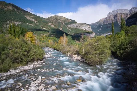 The Ara river as it passes through the town of Torla, in the Aragonese Pyrene Foto stock