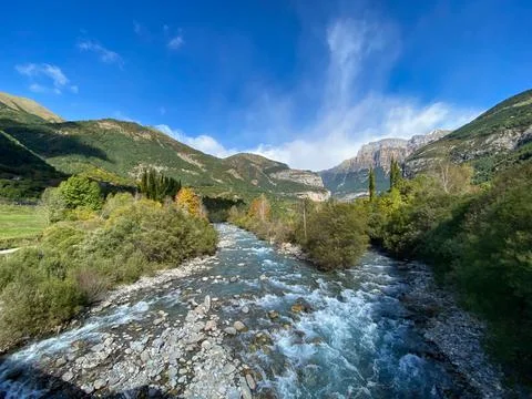 The Ara river as it passes through the town of Torla, in the Aragonese Pyrene Foto stock