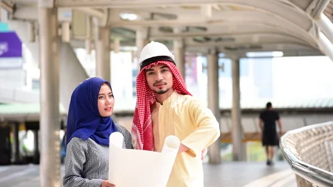 Arab engineer consult construction project together hold blueprint, pointing at  Vídeo Stock 137633653