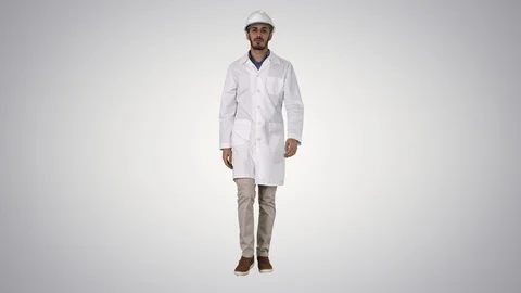 Arab engineer in helmet and white robe walking forward on gradient background. Stock-Footage 114695616