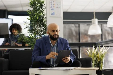 Arab executive manager checking financial data on tablet Foto stock
