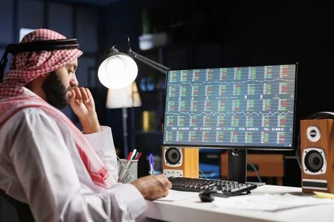 Arab guy jots down notes from computer Stockfoto's