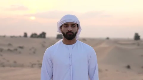 Arab man in the desert. Stock Footage 236704188
