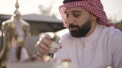 Arab man drinking gawa. 스톡 동영상 135707451