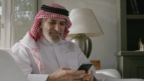 Arab man messaging on mobile. 스톡 동영상 88093365