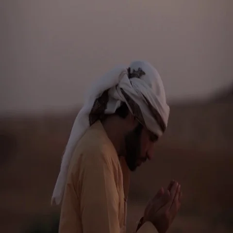 Arab man praying in the desert. Stock Footage 69488003