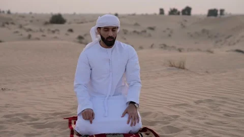 Arab man praying in the desert. Stock Footage 233120881