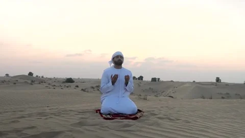 Arab man praying in the desert. Stock Footage 236744108