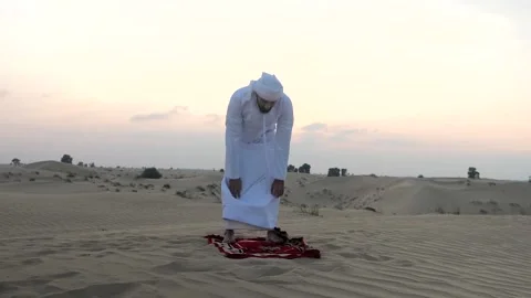 Arab man praying in the desert. Stock Footage 236744290