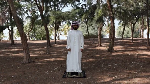 Arab man praying in the  park. Video stock 119590570