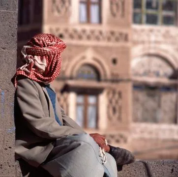 Arab man, seen from the back, with veil Foto stock