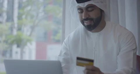 Arab man using his credit card. 스톡 동영상 247115110