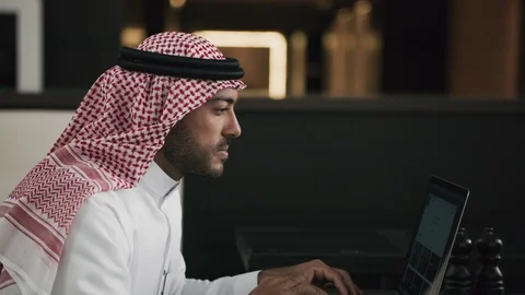 Arab man using a laptop at a cafe Video stock 105803499