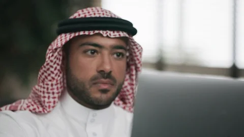 Arab man using a laptop at a cafe Video stock 105803507