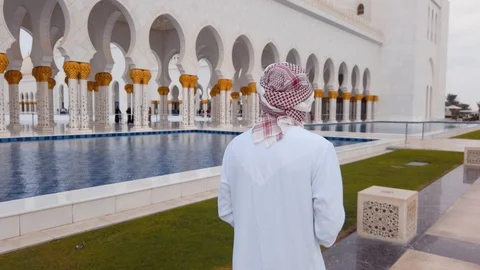 Arab man visiting the Grand Mosque in Abu Dhabi Stock Footage 125205685