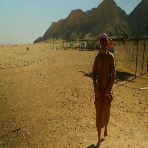 Arab man walking on desert. Stock Footage 69481041