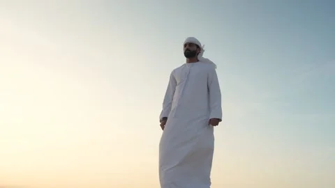 Arab man walking in the desert. Stock-Footage 235105948