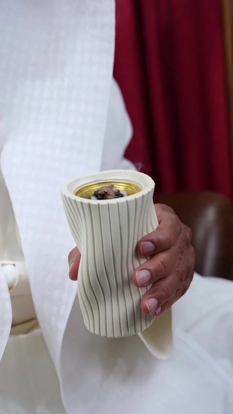 Arab Man In White Dishdasha Holding Incense Burner Vidéo 336643512