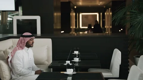 Arab men shaking hands Video stock 105803566