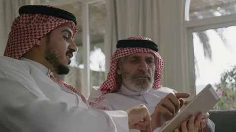 Arab men using an ipad. 스톡 동영상 88097092