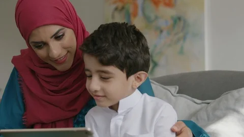 Arab mother and child looking at ipad. 스톡 동영상 88101351