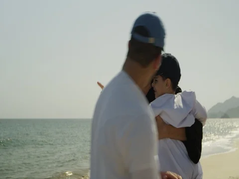 Arab parents with son at the beach. Video stock 69414916