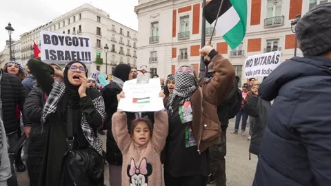 Arab People shouting during Pro-Palestine Protest in Puerta Del Sol 스톡 동영상 254366902