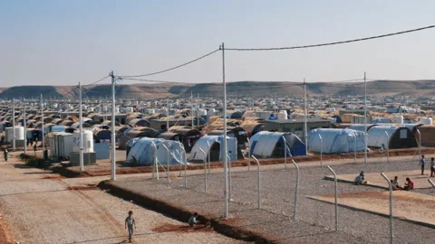Arab refugee camp surrounded by wire. November 10, 2017, Mosul, Iraq. Vídeo Stock 158377580