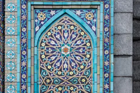 Arabesque pattern on the wall of a mosque. ornamental decor architectural 스톡 사진