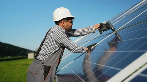 Arabian technician installing solar panels in a field Video stock 314402949