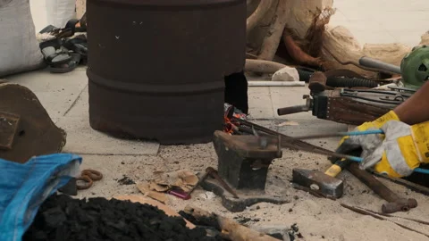 Arabic blacksmith heating rods of metal Vidéo 144498554