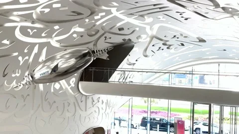 Arabic calligraphy on the ceiling and the walls as a part of the modern interior Vídeo Stock 239449595