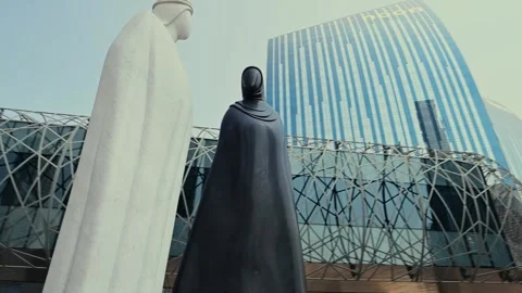 Arabic Couples Statue in Dubai 4K Stock-Footage 252959541