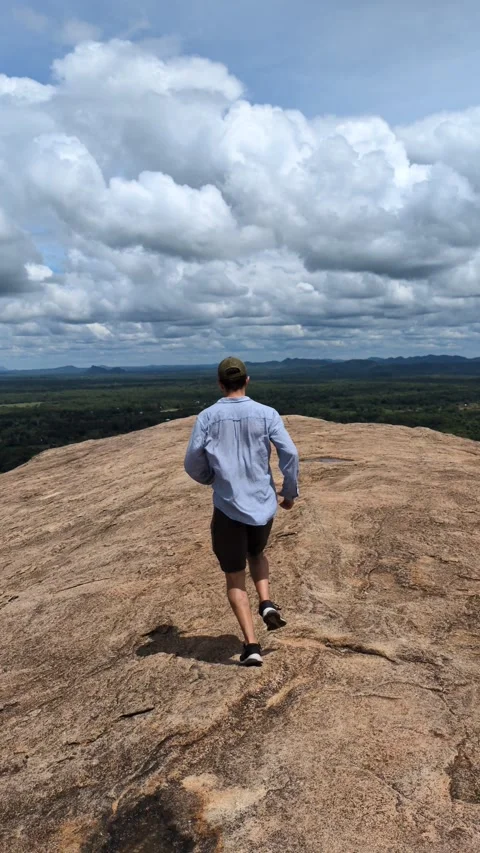 Arabic guy exploring the ancient lion rock landmark in Sri Lanka Stockbeeldmateriaal 322011197