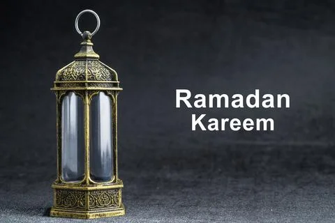 Arabic lantern on a black background. Decoration for Muslim holidays celebr.. Foto stock