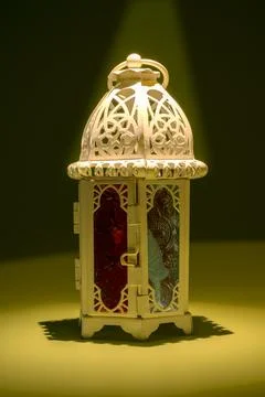 Arabic lantern with a bright background. Decoration for Muslim holidays cel.. Foto stock